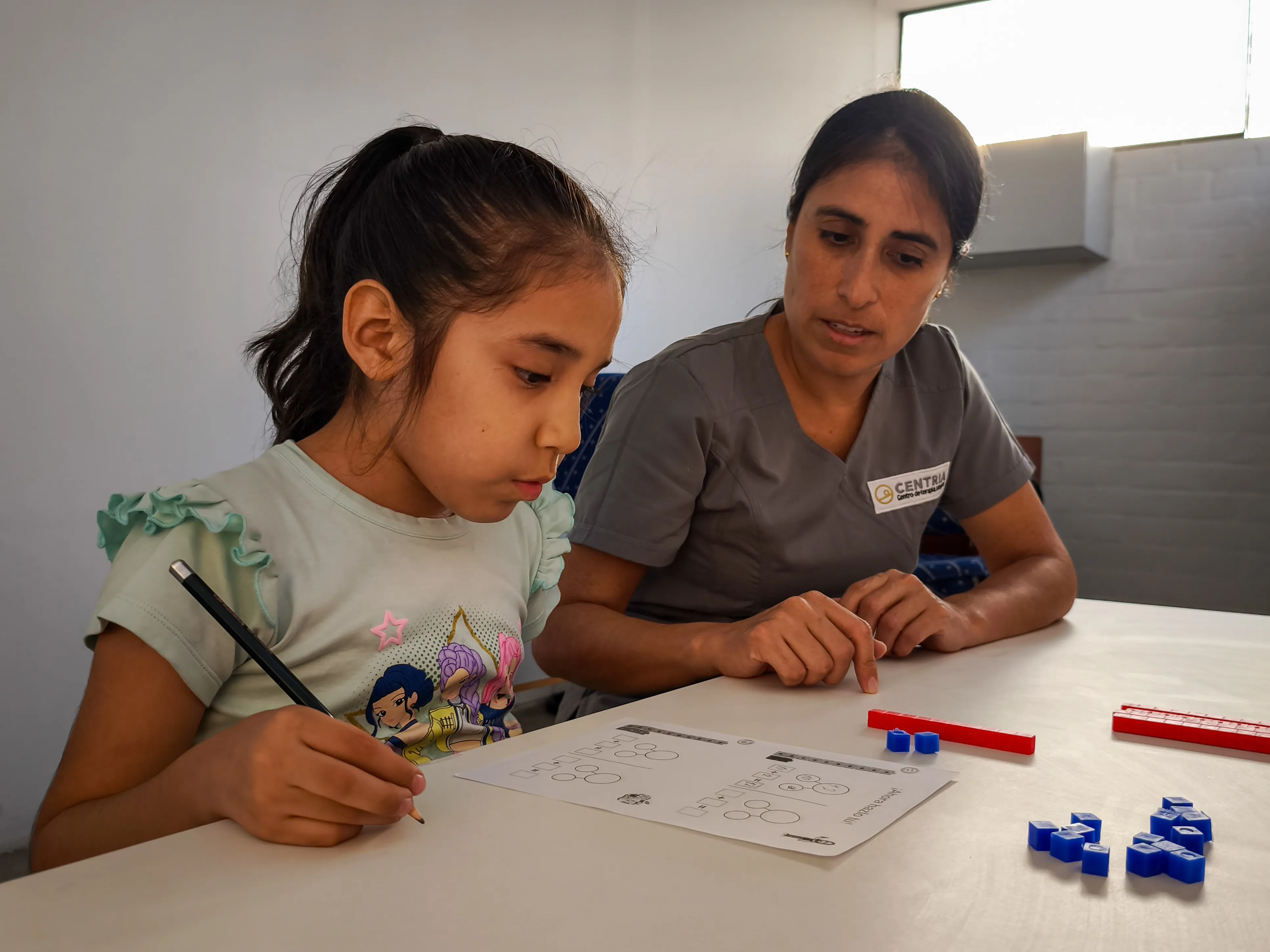 Terapeuta acompañando a paciente